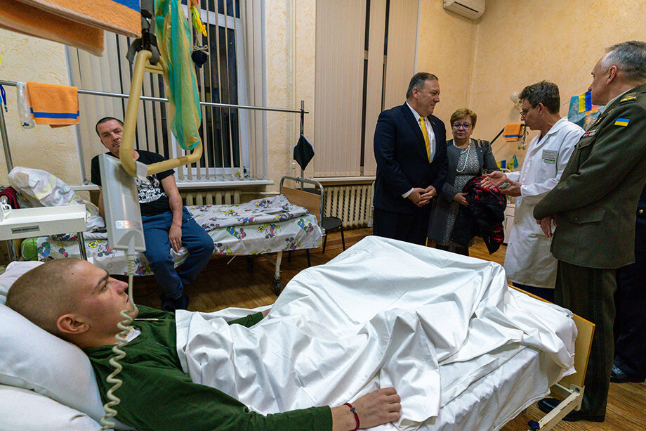 Государственный секретарь США Майкл Помпео посещает Национальный военный клинический медицинский центр в Киеве.