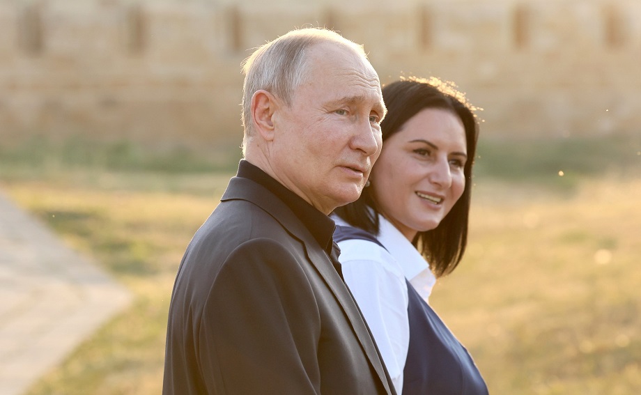 Владимир Путин во время посещения цитадели Нарын-Кала с экскурсоводом Кабутар Талибовой.