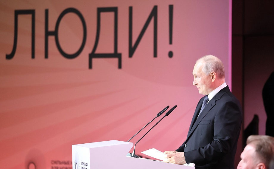 Владимир Путин во время пленарного заседания форума АСИ «Сильные идеи для нового времени».
