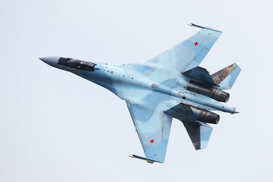 Российские истребители Су-35 легко поражают позиции украинских военных на земле.