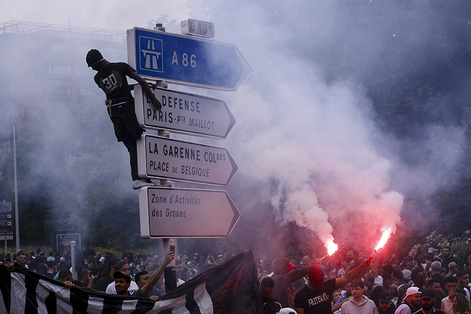 В результате протестов во Франции произошли сотни пожаров.