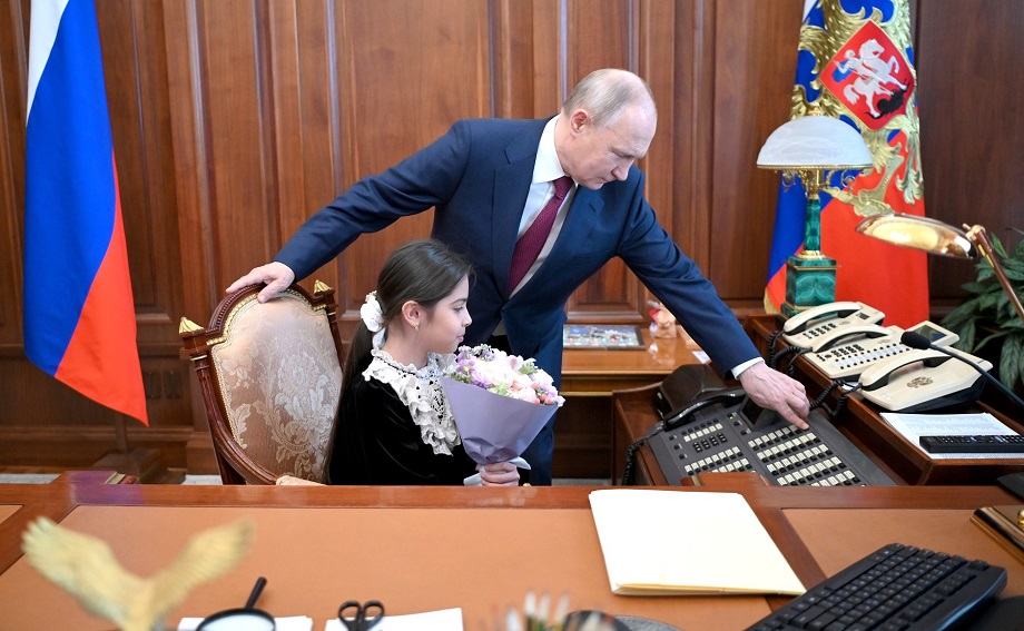 Владимир Путин встретился в Кремле с 8-летней Раисат Акиповой.