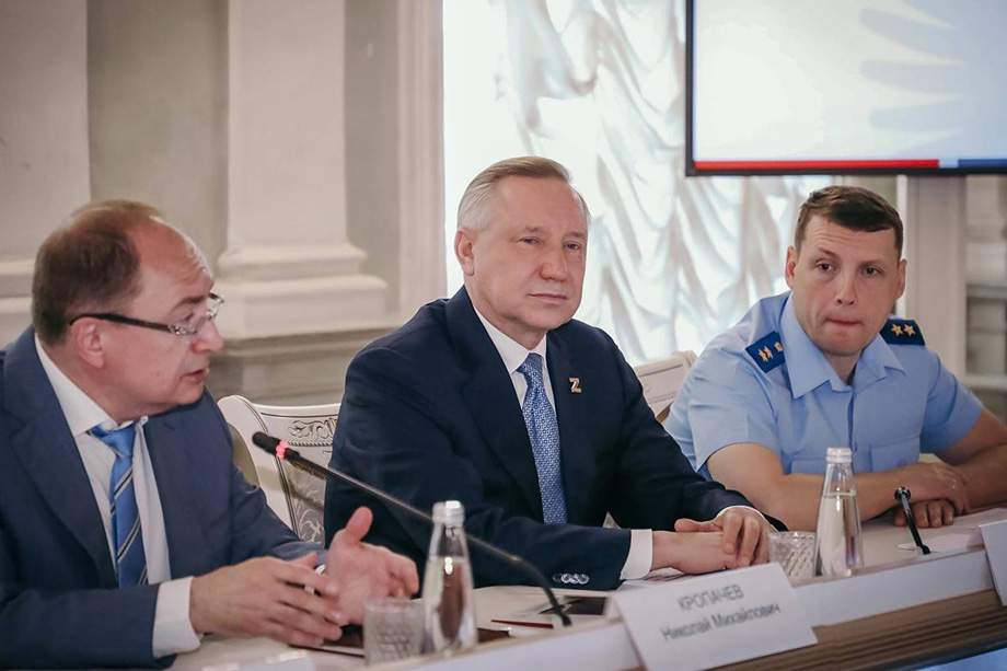 Губернатор Санкт-Петербурга Александр Беглов (в центре) подтвердил наличие конфликта с Евгением Пригожиным.