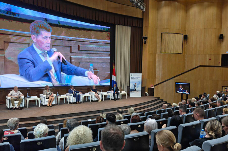 Губернатор Приморья Олег Кожемяко выступил с приветственным словом к участникам и принял участие в обсуждениях.