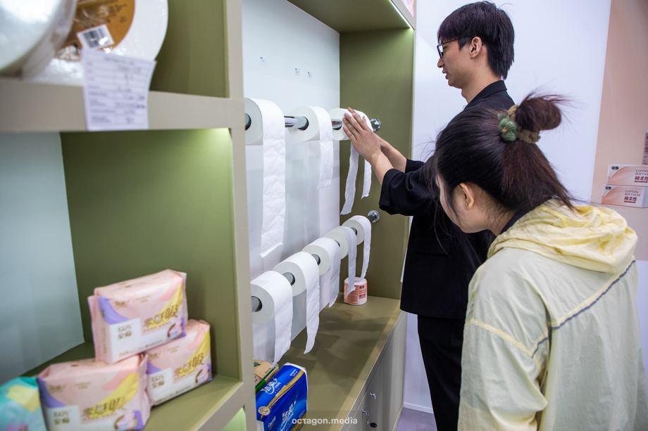 В павильоне Российско-китайского ЭКСПО можно найти буквально всё – даже туалетную бумагу в ассортименте.