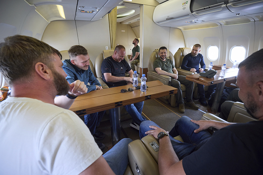 Боевики «Азова» (организация признана в РФ террористической, её деятельность запрещена) в самолёте с Владимиром Зеленским.