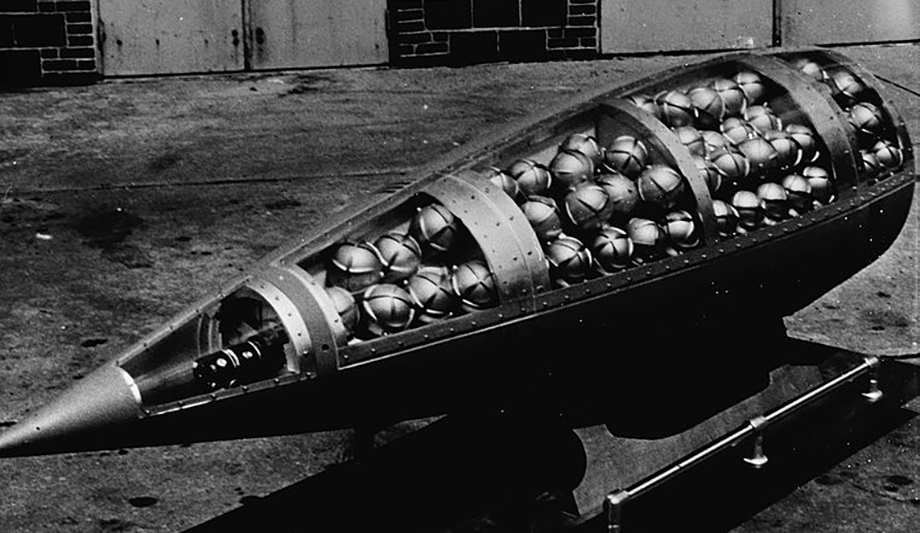 Боеголовка американской ракеты Honest John, наполненная контейнерами с зарином.