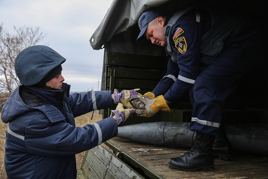 Сапёрная группа МЧС Донецкой Народной Республики извлекает неразорвавшийся кассетный элемент из реактивной системы залпового огня «Ураган» в районе села Моспино.