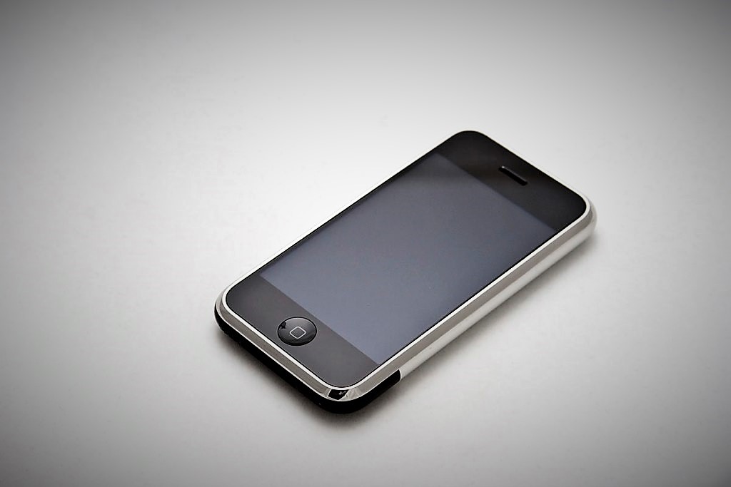 iPhone 2007 года был продан на аукционе за 190 372,80 долларов, что в 300 раз превышает его первоначальную цену.