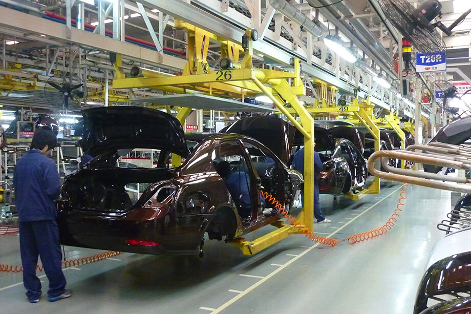 Производство автомобилей на заводе Geely.