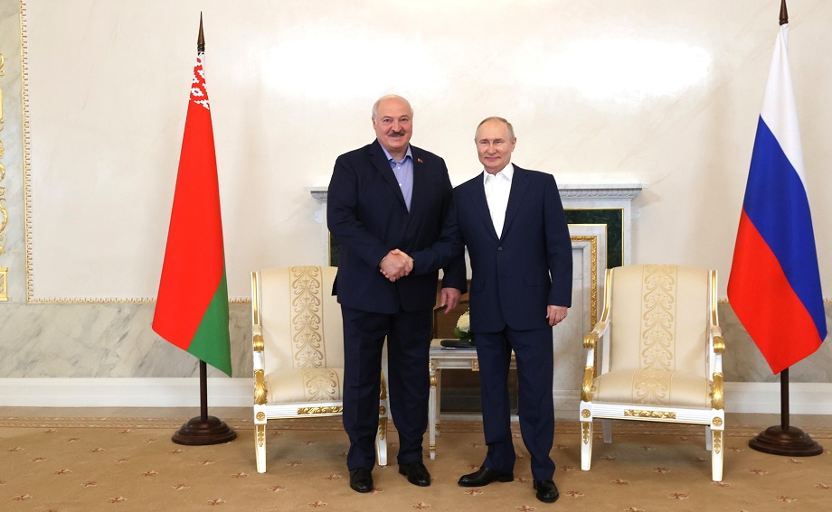 В Стрельне проходят переговоры Путина и Лукашенко.