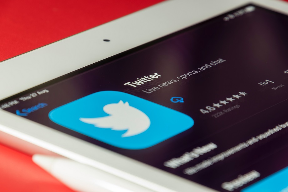 Маск считает, что птичка на логотипе Twitter устарела.