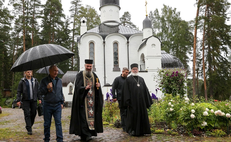 Владимир Путин во время посещения Спасо-Преображенского Валаамского мужского монастыря.