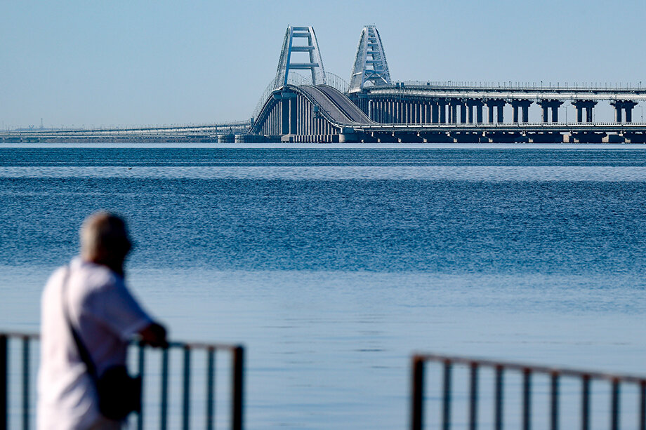 Вид на Крымский мост через Керченский пролив.
