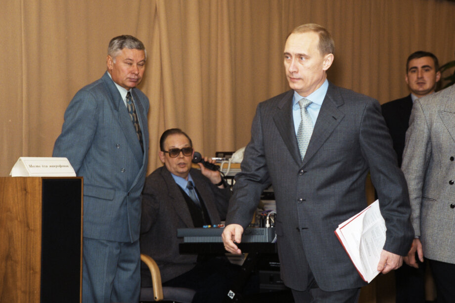 Декабрь 1999 года. Председатель Правительства РФ Владимир Путин перед началом совещания по вопросам совершенствования уголовно-исправительной системы в РФ.
