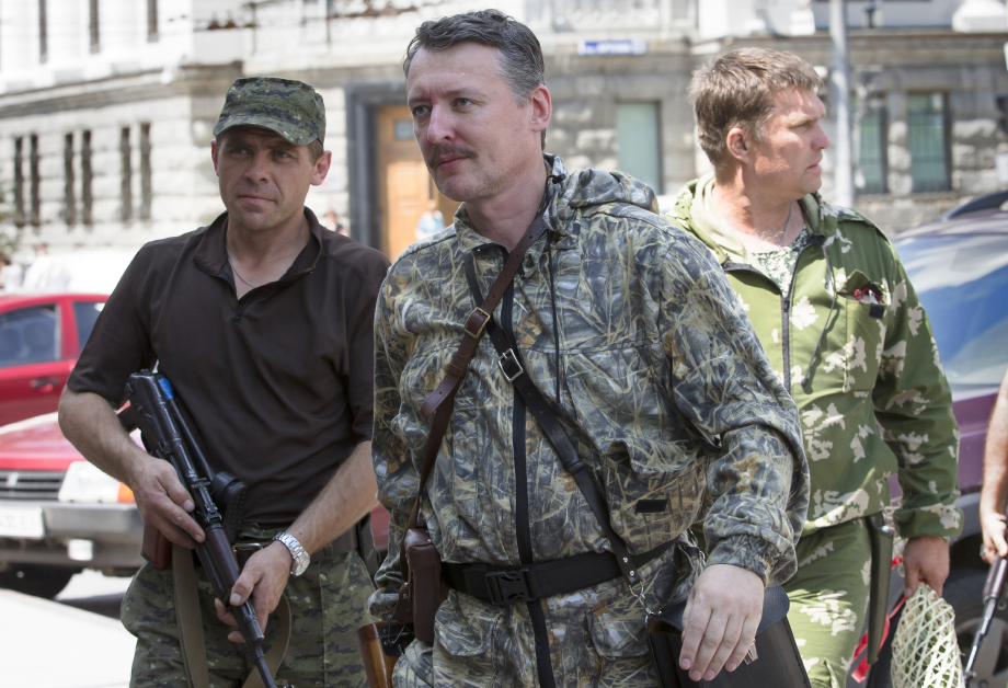 Игорь Стрелков (в центре) вывел в 2014 году свои подразделения из Славянска.