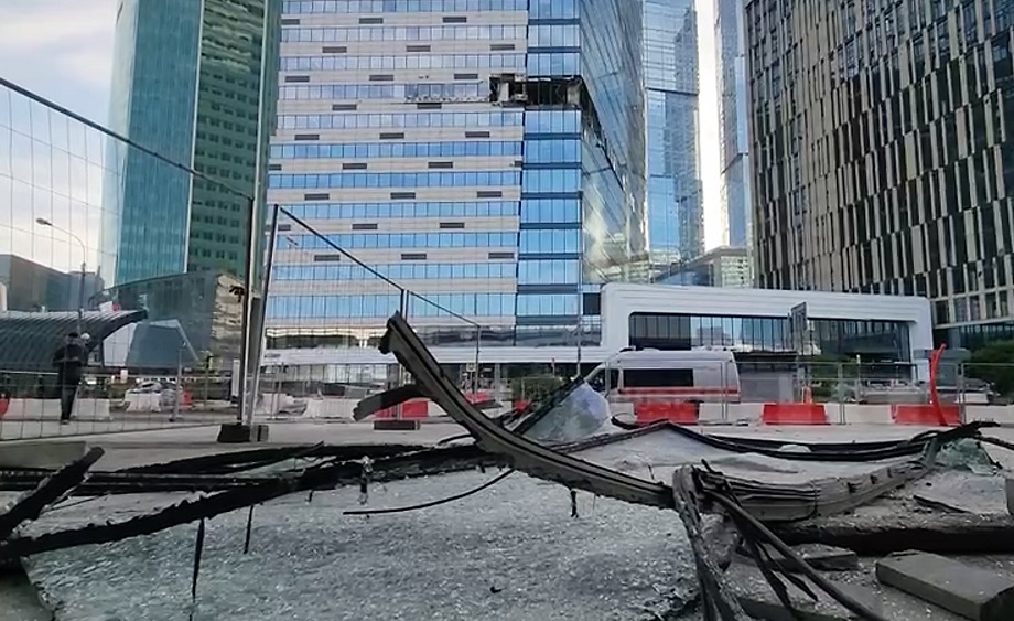 На нескольких этажах башни «Око-2» выбиты стёкла.