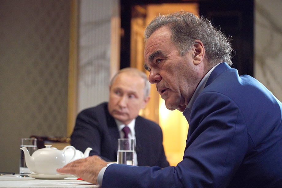 2019 год. Президент РФ Владимир Путин и американский режиссер Оливер Стоун во время встречи в Кремле.