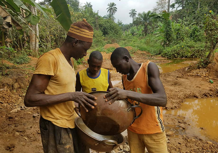 Богатый полезными ископаемыми Нигер эксплуатировался Францией около четырёх десятилетий.