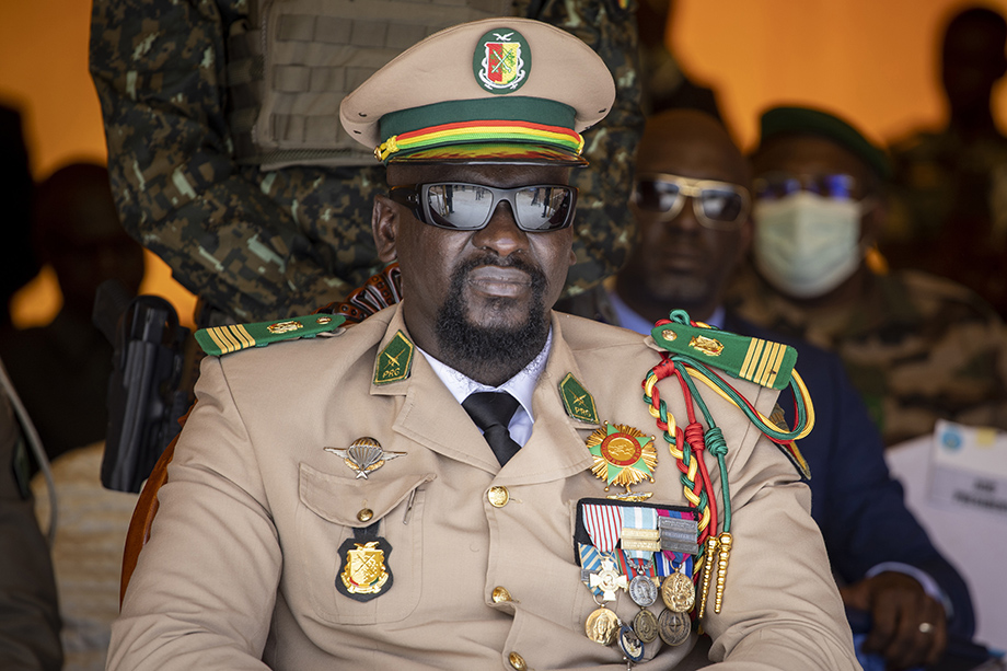 Мамади Думбуя организовал государственный переворот и был объявлен президентом Гвинеи 5 сентября 2021 года.
