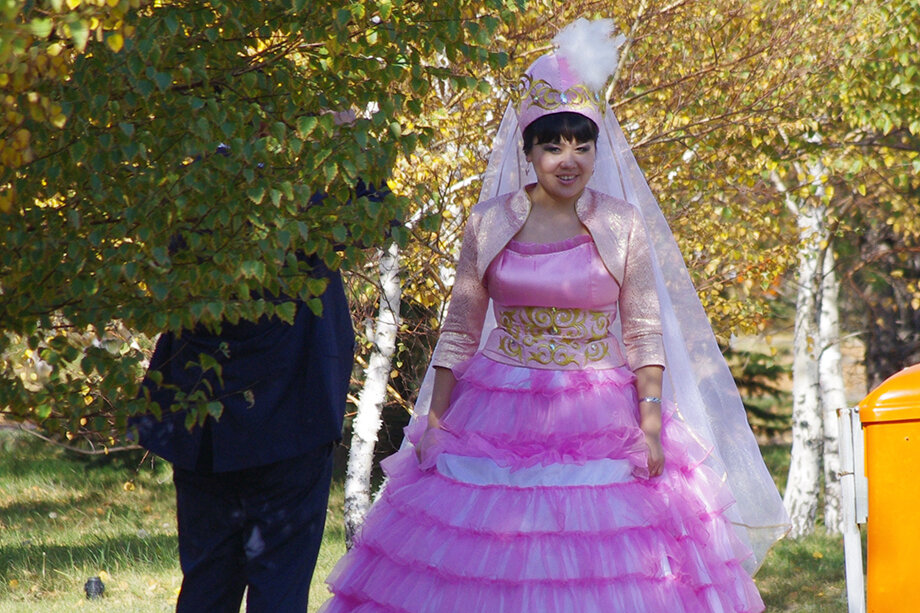 Казахстан может криминализировать традицию похищения невест.