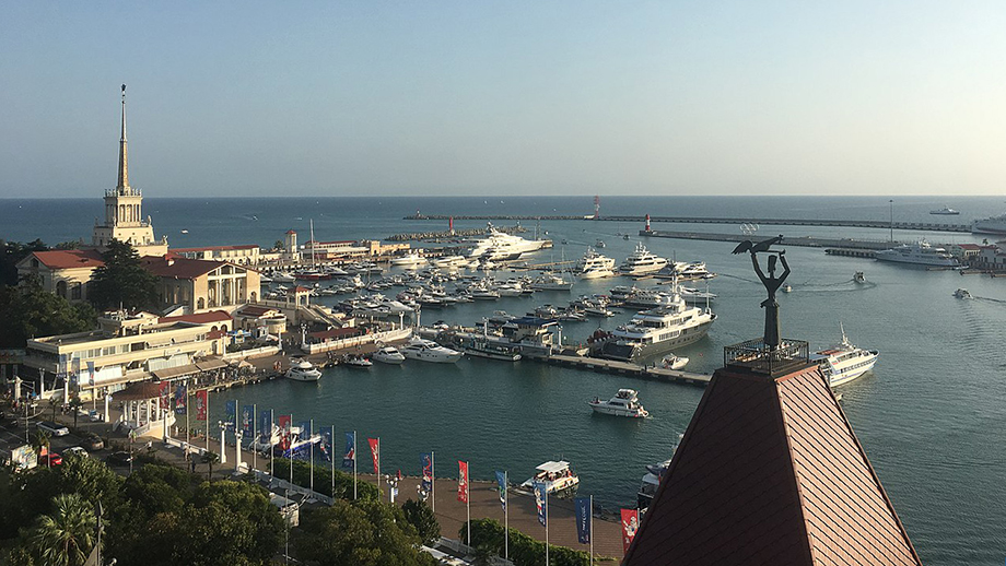 Вид на морской порт Сочи
