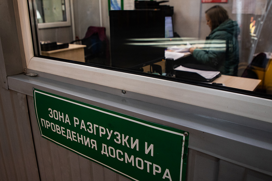 Сотрудник таможни отказался от взятки в полмиллиона рублей за ввоз одежды вместо автозапчастей.