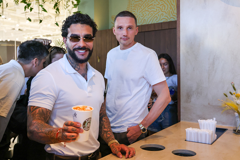 Рэпер Тимати (Тимур Юнусов, слева) и ресторатор Антон Пинский (справа) во время открытия кофейни Stars Coffee (ранее – Starbucks) на Новом Арбате.