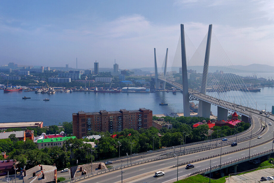 В период подготовки и проведения ВЭФ движение крупногабаритного транспорта по Золотому мосту будет ограничено.