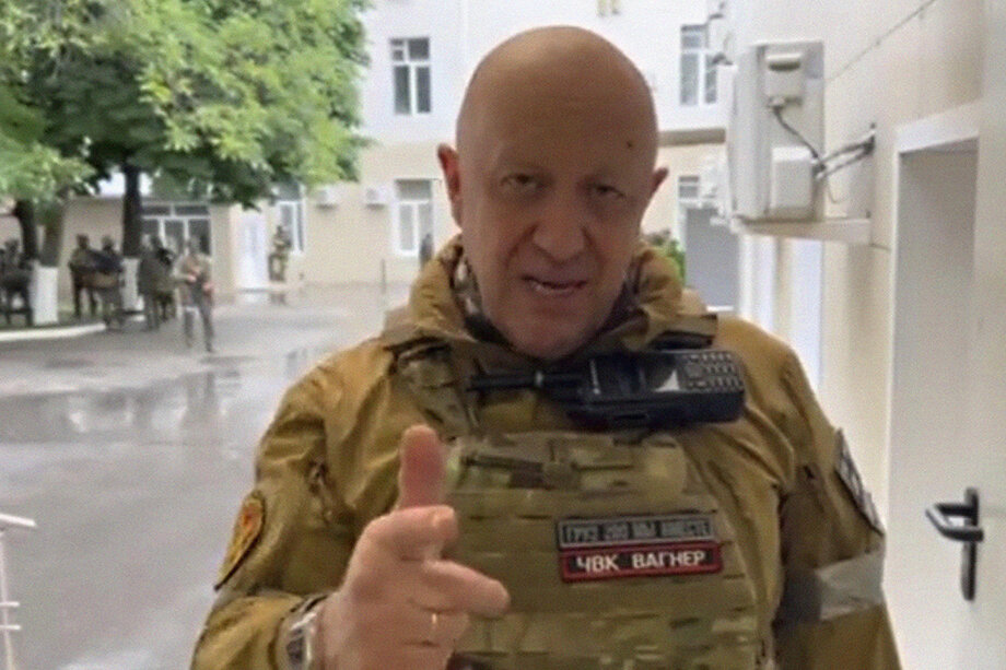 Основатель ЧВК «Вагнер» Евгений Пригожин во время записи видеообращения возле здания штаба Южного военного округа.