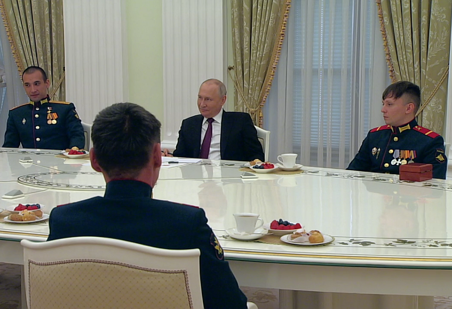 Путин в Кремле встретился с экипажем танка «Алёша».