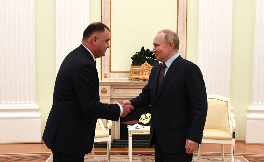 Президент Южной Осетии Алан Гаглоев и президент России Владимир Путин