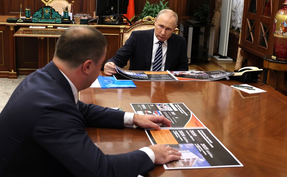 Президент России Владимир Путин провёл рабочую встречу с временно исполняющим обязанности губернатора Омской области Виталием Хоценко.