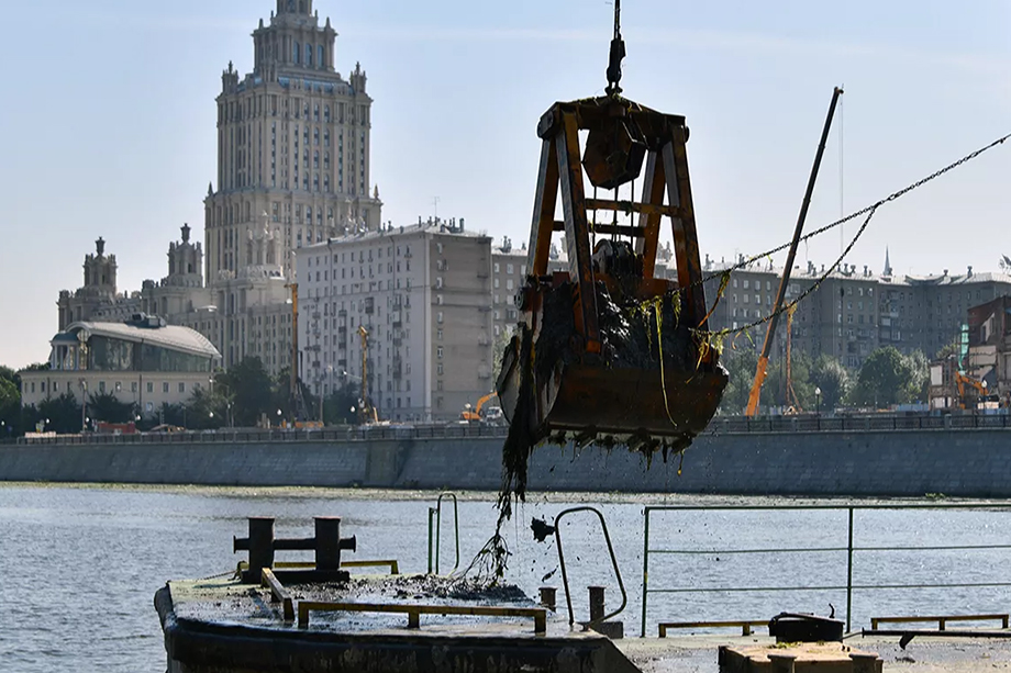 С начала навигации из столичных рек выловлено около 400 тонн мусора.