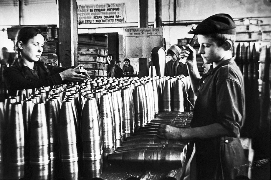 Подростки на заводе боеприпасов в годы Великой Отечественной войны.
