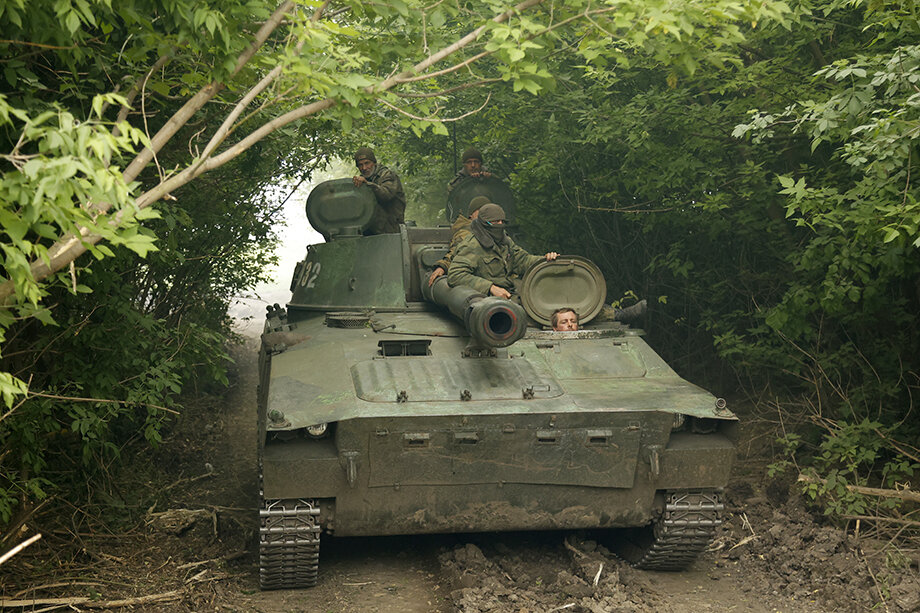 Экипаж самоходной артиллерийской установки «Гвоздика» в промзоне Авдеевки.