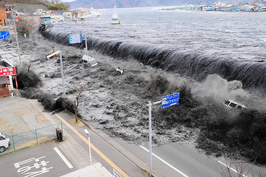 11 марта 2011 года на северо-востоке Японии произошло землетрясение магнитудой 9,0, которое получило официальное название «Великое землетрясение Восточной Японии». Волны захлестнули дамбу, поглотив приморскую деревню. Цунами опустошило северо-восток Японии и вызвало ядерную катастрофу на АЭС «Фукусима-1».