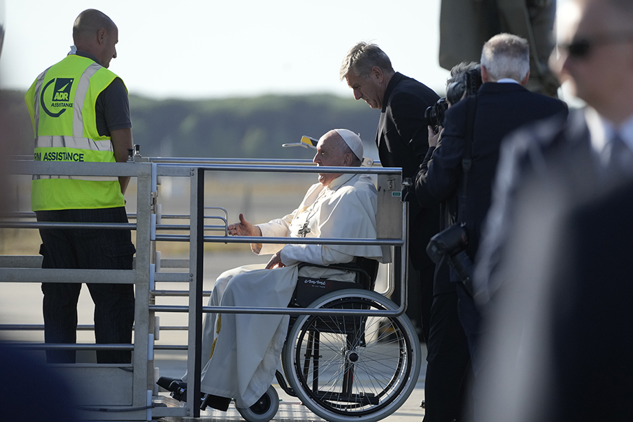 Папа Франциск прибыл в инвалидной коляске на рейс, следовавший в Улан-Батор, для первого в истории папского визита в Монголию.