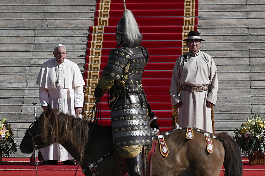 Папа римский Франциск и президент Монголии Ухнаагийн Хурэлсух во время церемонии приветствия на площади Сухэ-Батора.