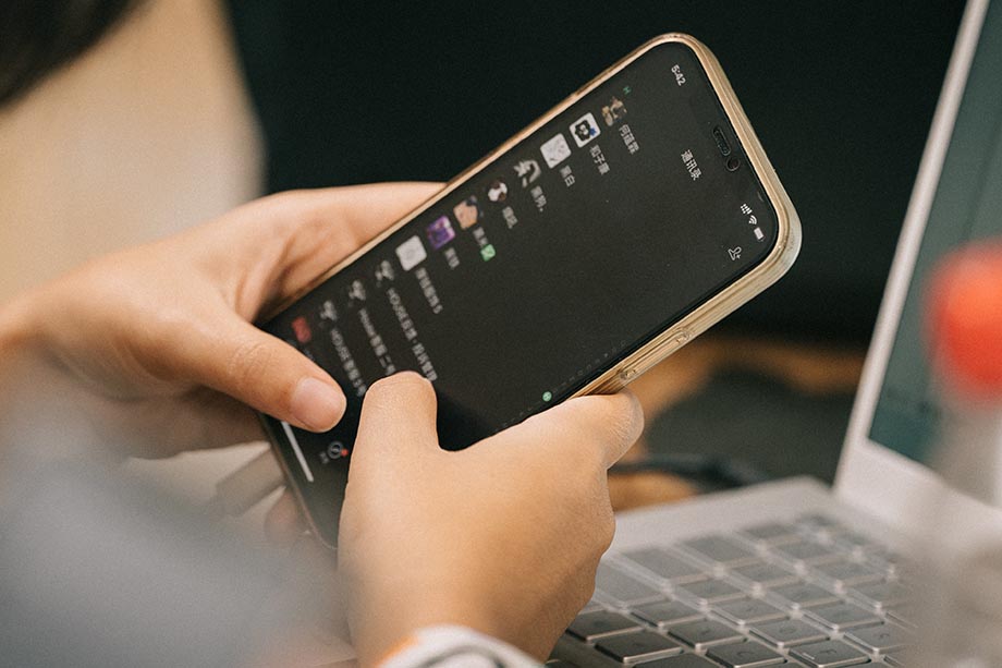 Китай запретил чиновникам использовать iPhone для работы, утверждает Thw Wall Street Journal.