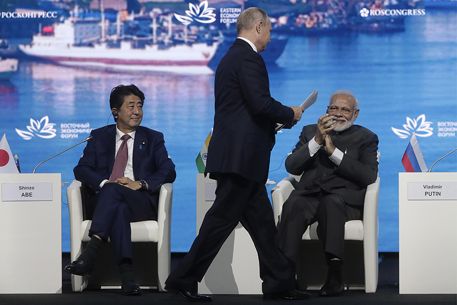 5 сентября 2019 года. Премьер-министр Японии Синдзо Абэ, президент РФ Владимир Путин и премьер-министр Индии Нарендра Моди (слева направо) во время пленарного заседания в рамках V Восточного экономического форума.