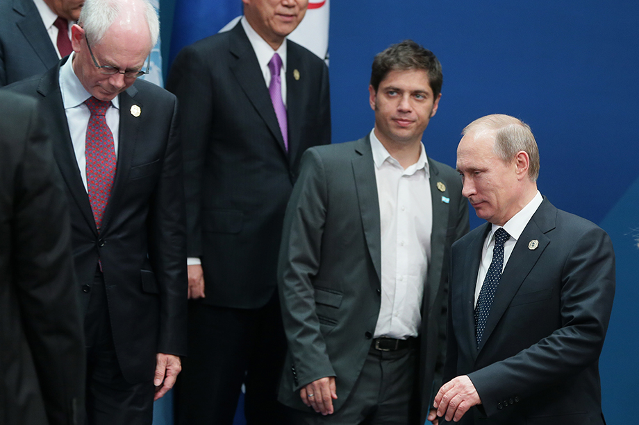 15 ноября 2014 года. Президент России Владимир Путин на церемонии совместного фотографирования глав делегаций государств – участников саммита G20 в Австралии.