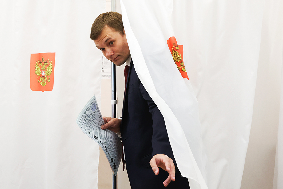 Глава Хакасии Валентин Коновалов во время голосования на избирательном участке № 9.