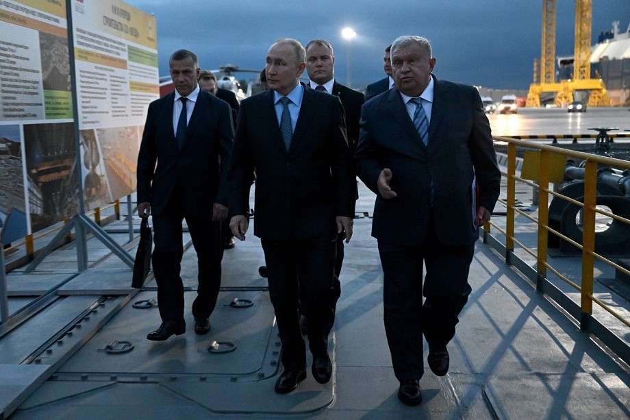 Владимир Путин во время визита на судостроительный комплекс «Звезда» в сопровождении полпреда президента в ДФО Юрия Трутнева (слева) и главы «Роснефти» Игоря Сечина (справа).