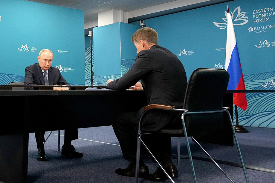 Президент России Владимир Путин встретился с главой Приморского края Олегом Кожемяко.