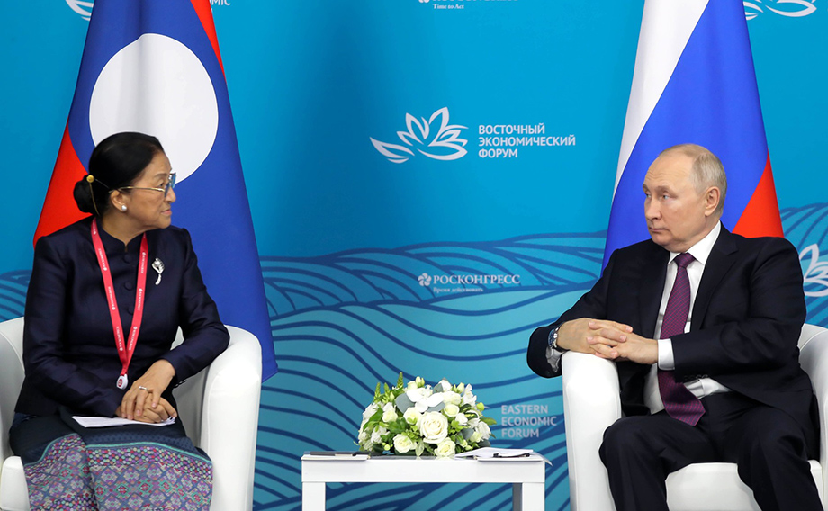 Президент России Владимир Путин на пленарном заседании с участием вице-президента Лаоса Пани Ятхоту.