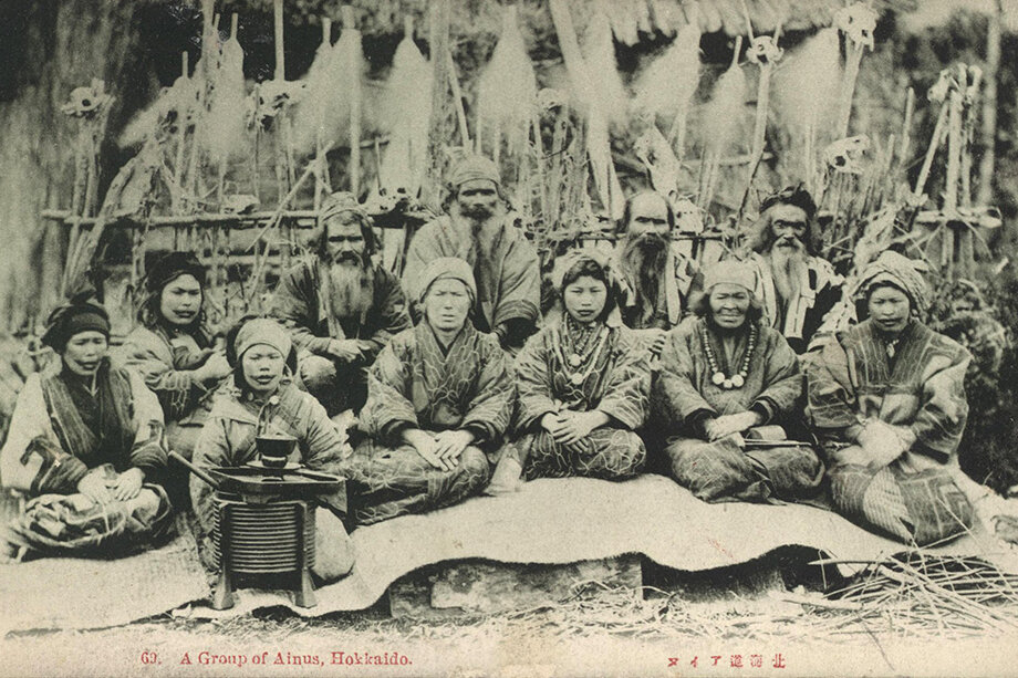 Группа айнов с острова Хоккайдо. Конец XIX века.