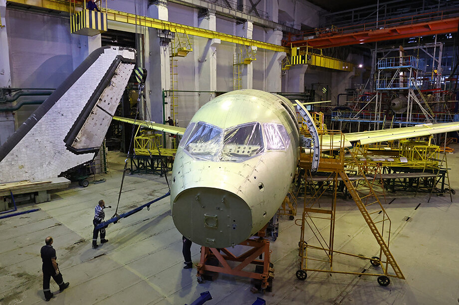 Планёр импортозамещённой версии Superjet-100 в испытательном корпусе.