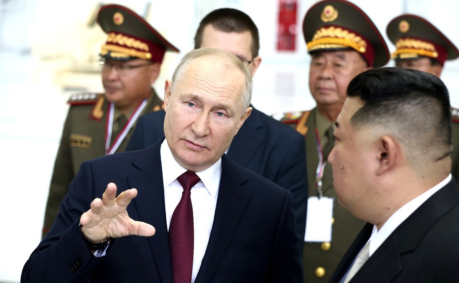 Владимир Путин с Ким Чен Ыном во время осмотра космодрома Восточный.