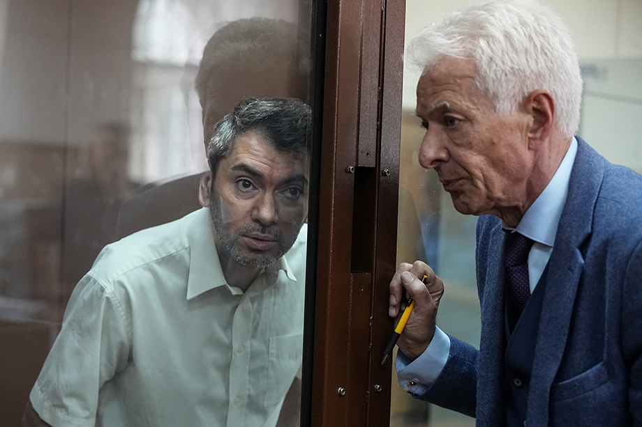 Григорий Мельконьянц и его адвокат Михаил Бирюков (слева направо) во время заседания в здании Басманного суда.